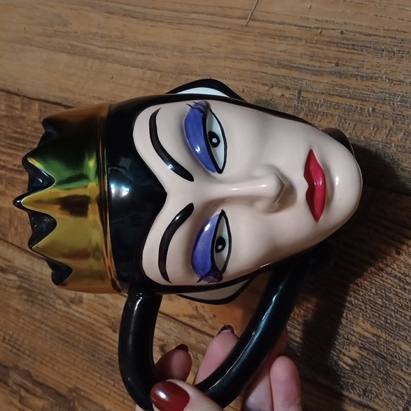Villain Queen Ceramic Mug - Black and Gold - Picture 2 of 9